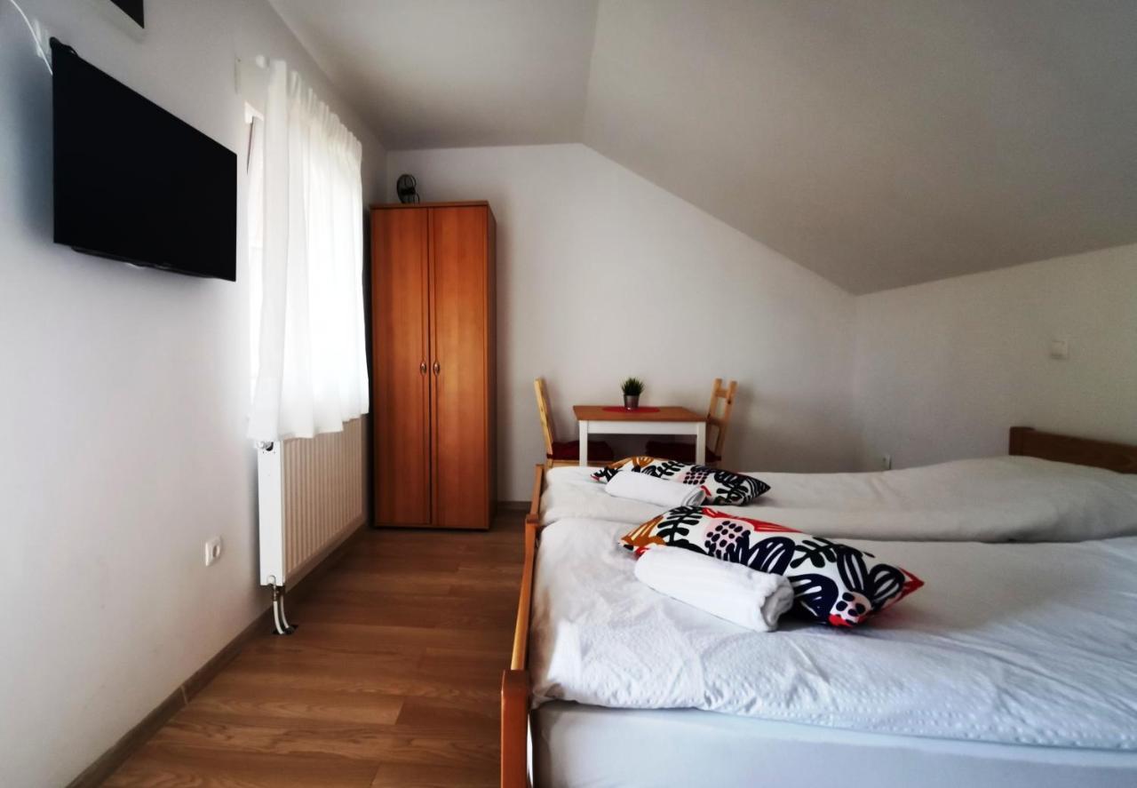 Vila Julija - Apartment & Rooms Otočac 外观 照片