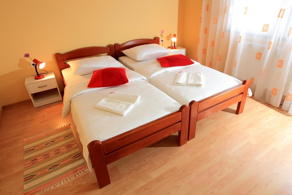 Vila Julija - Apartment & Rooms Otočac 外观 照片