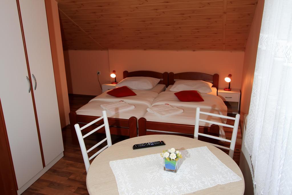 Vila Julija - Apartment & Rooms Otočac 外观 照片